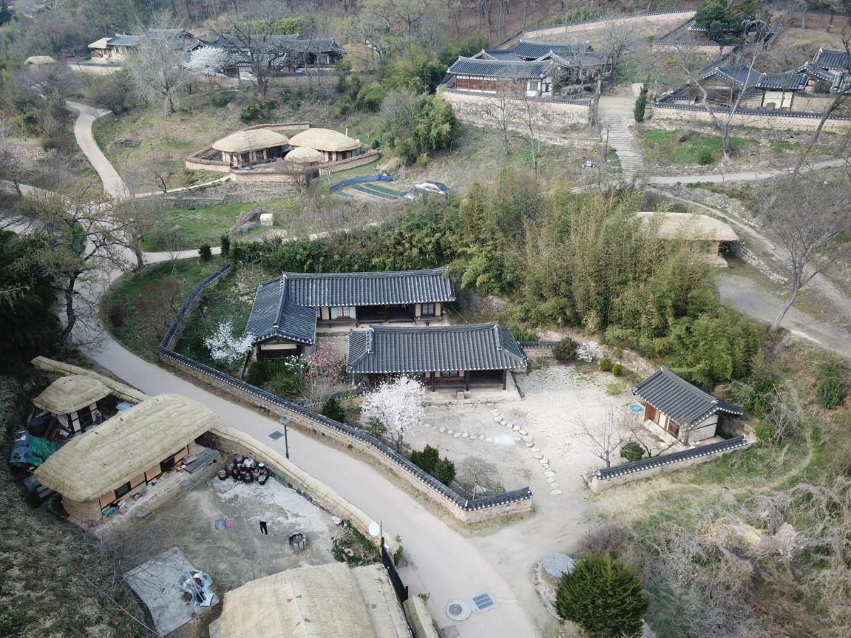 Samsan Traditional Hanok Guest House Gyeongju Exterior photo